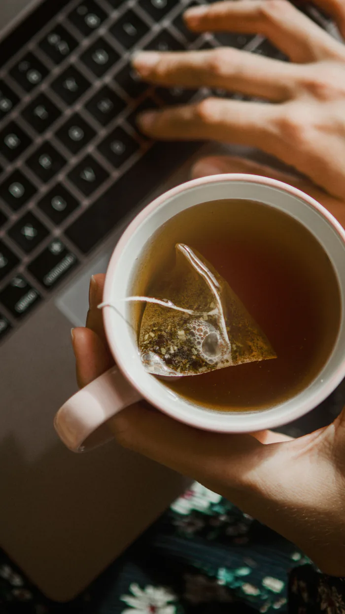 Taza de té sostenida entre las manos