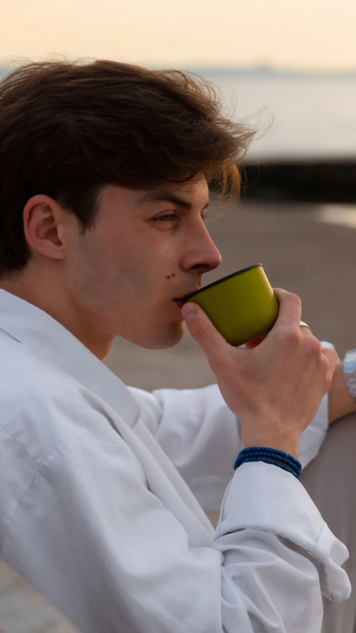 Persona disfrutando de una taza de té verde