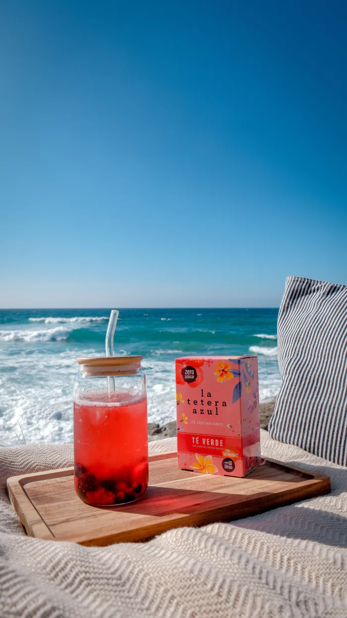 Bebidas frías de frutas junto al mar