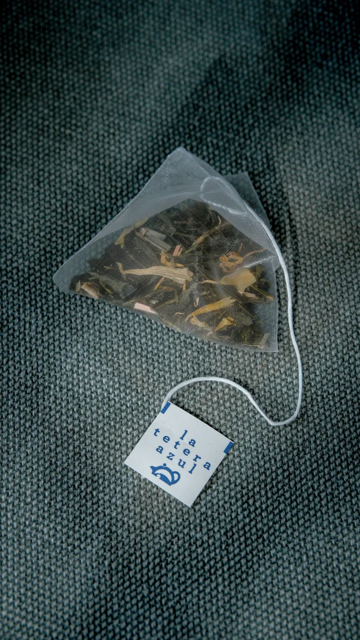 Pirámide de té sobre una tela oscura
