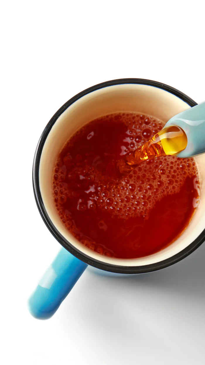 Infusión roja en una taza azul
